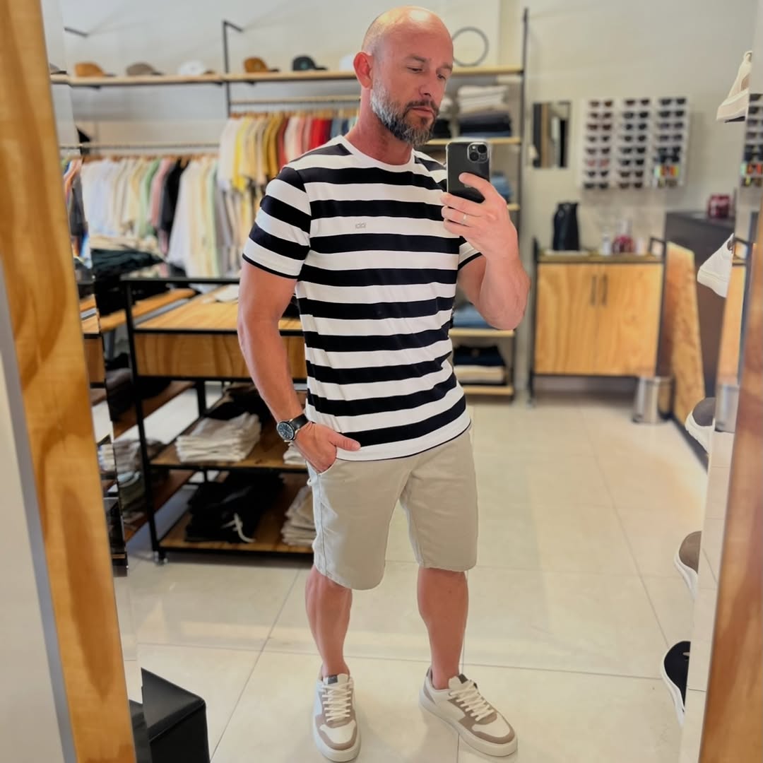 Look casual masculino com camiseta branca
