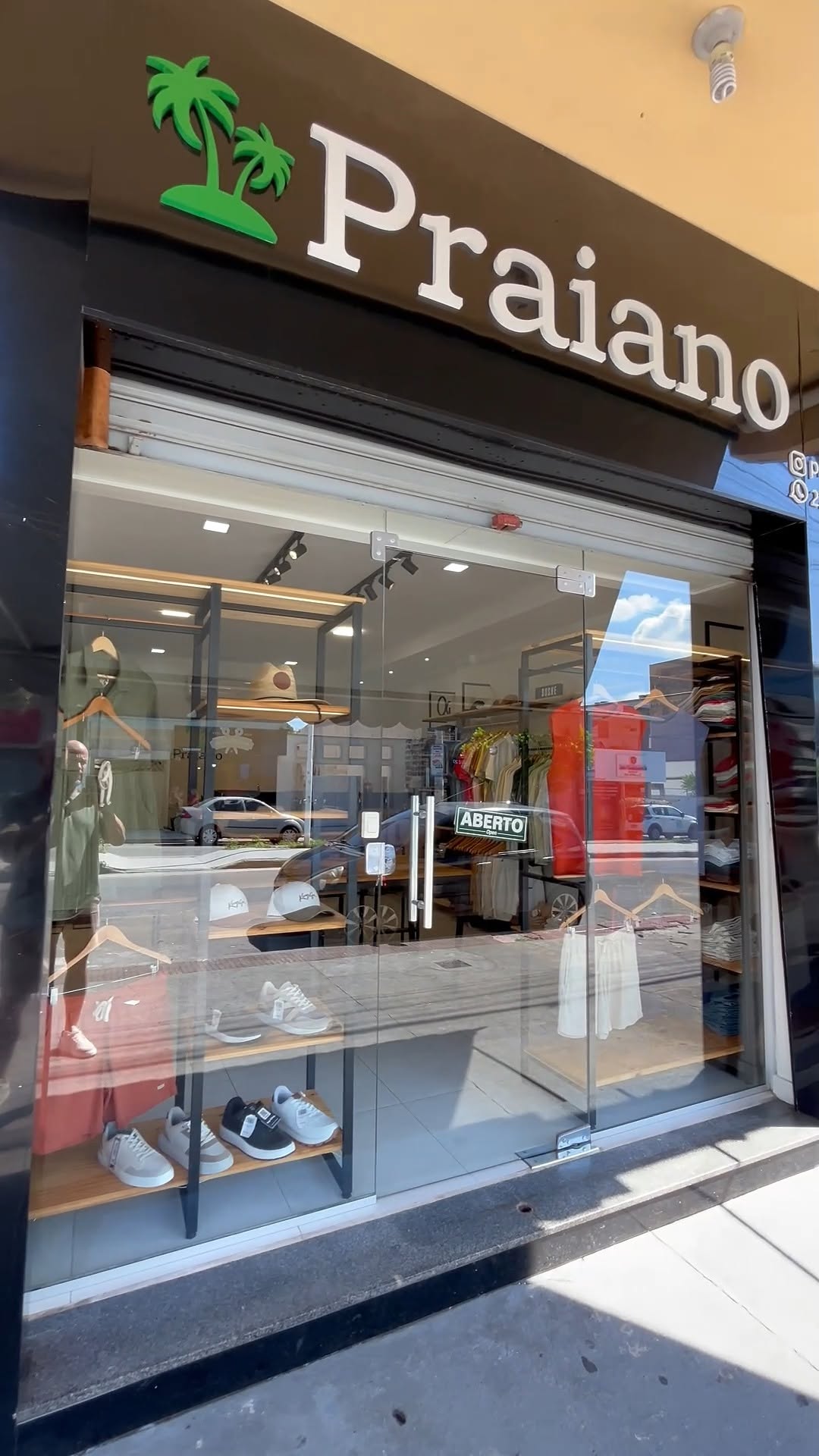 Interior de loja de moda masculina casual